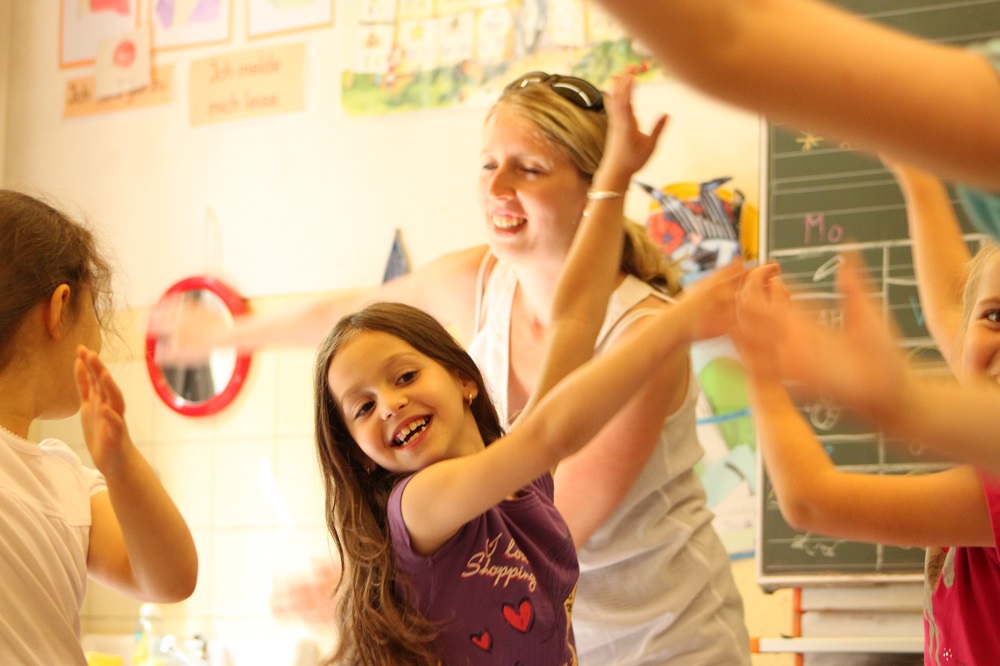 lächelnde Kinder - mit der Botschaft "Zusammen" + "Stark"